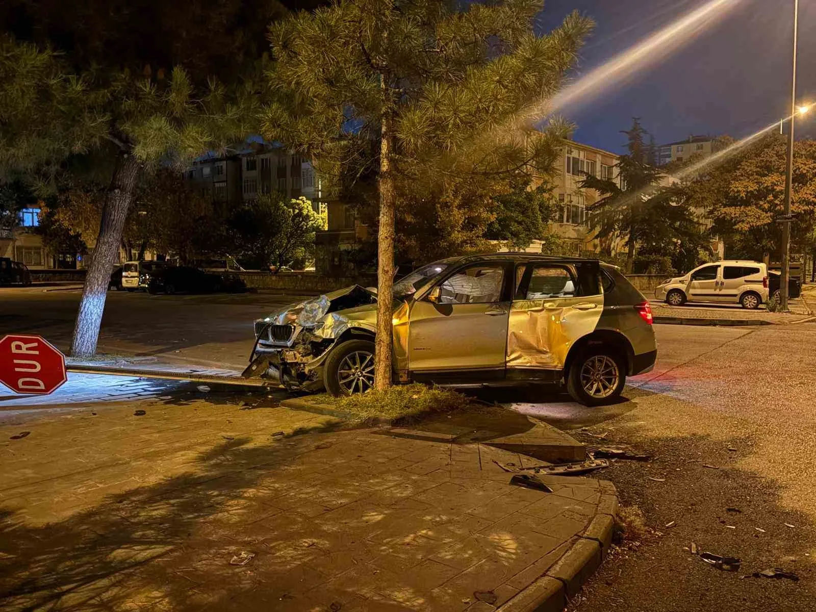 KAYSERİ’NİN MELİKGAZİ İLÇESİNDE HAFİF TİCARİ ARAÇ İLE SUV TARZI ARACIN ÇARPIŞTIĞI TRAFİK KAZASINDA, 4 KİŞİ YARALANDI.