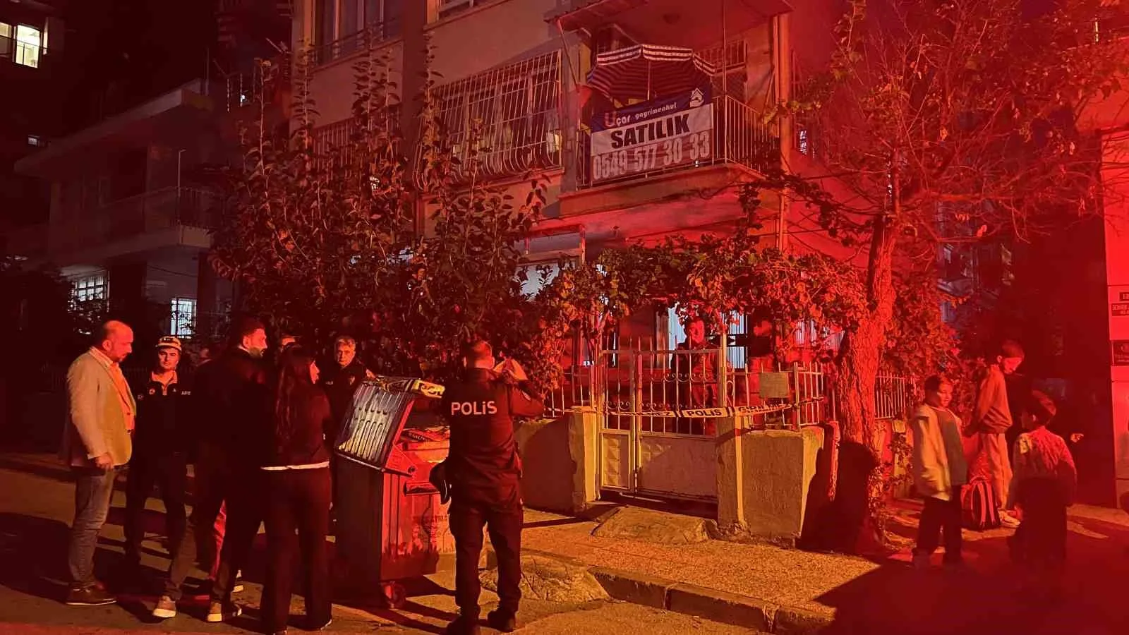 MERSİN’DE 3 KATLI BİR BİNANIN ZEMİNİNDE MEYDANA GELEN ÇÖKME NEDENİYLE 40 KİŞİ TEDBİR AMAÇLI TAHLİYE EDİLDİ. BİNA SAKİNLERİ, YENİŞEHİR BELEDİYESİNE AİT MİSAFİRHANEYE NAKLEDİLDİ.