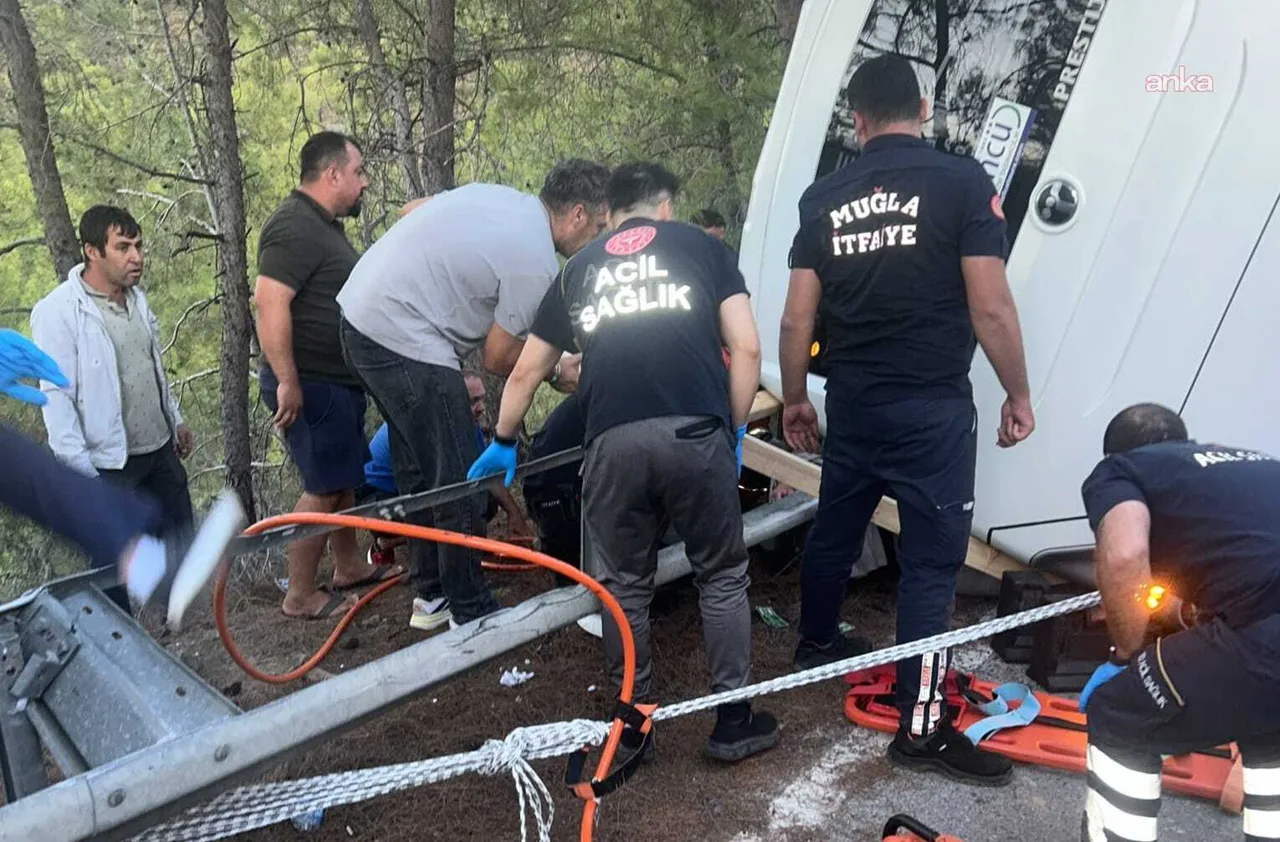 Marmaris'te otel servisi devrildi: 14 yaralı — fotoğraf 2