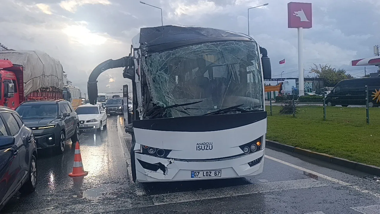 ANTALYA’NIN MANAVGAT İLÇESİNDE3 ARACIN KARIŞTIĞI ZİNCİRLEME TRAFİK KAZASINDA 1’İ YABANCI UYRUKLU 4 OTEL PERSONELİ YARALANDI.