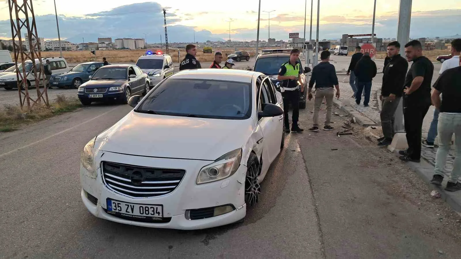KARAMAN’DA İKİ OTOMOBİLİN KAVŞAKTA ÇARPIŞMASI SONUCU MEYDANA GELEN TRAFİK KAZASINDA 3 KİŞİ YARALANDI.
