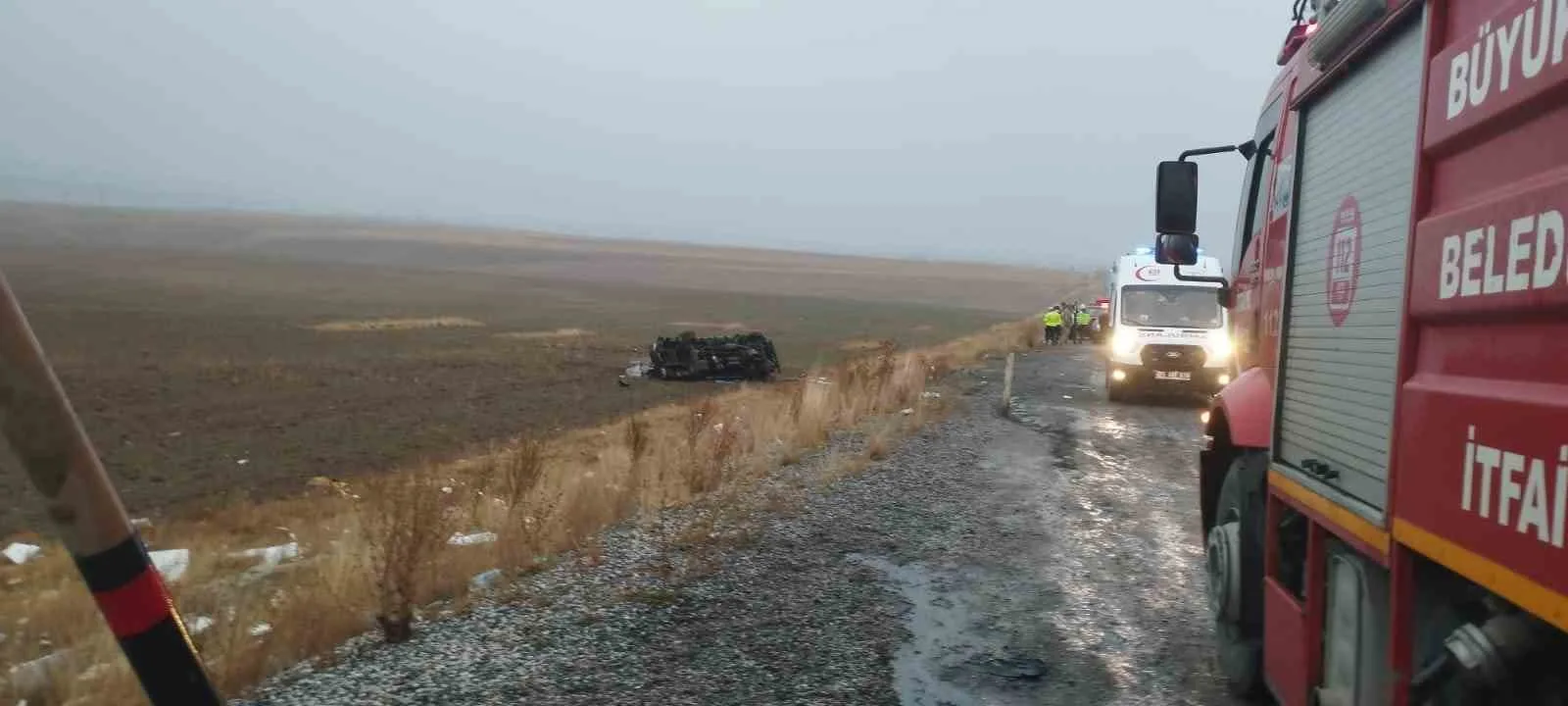VAN BAŞKALE KARAYOLU GÜZELDERE TÜNELİ MEVKİSİNDE 3 ARACIN KARIŞMASI SONUCU MEYDANA GELEN TRAFİK KAZASINDA 3'Ü AĞIR 12 KİŞİ YARALANDI.