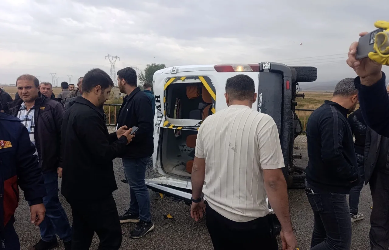 HAKKARİ'NİN YÜKSEKOVA İLÇESİNDE OKUL SERVİSİNİN DEVRİLMESİ SONUCU 10 ÖĞRENCİ YARALANDI.