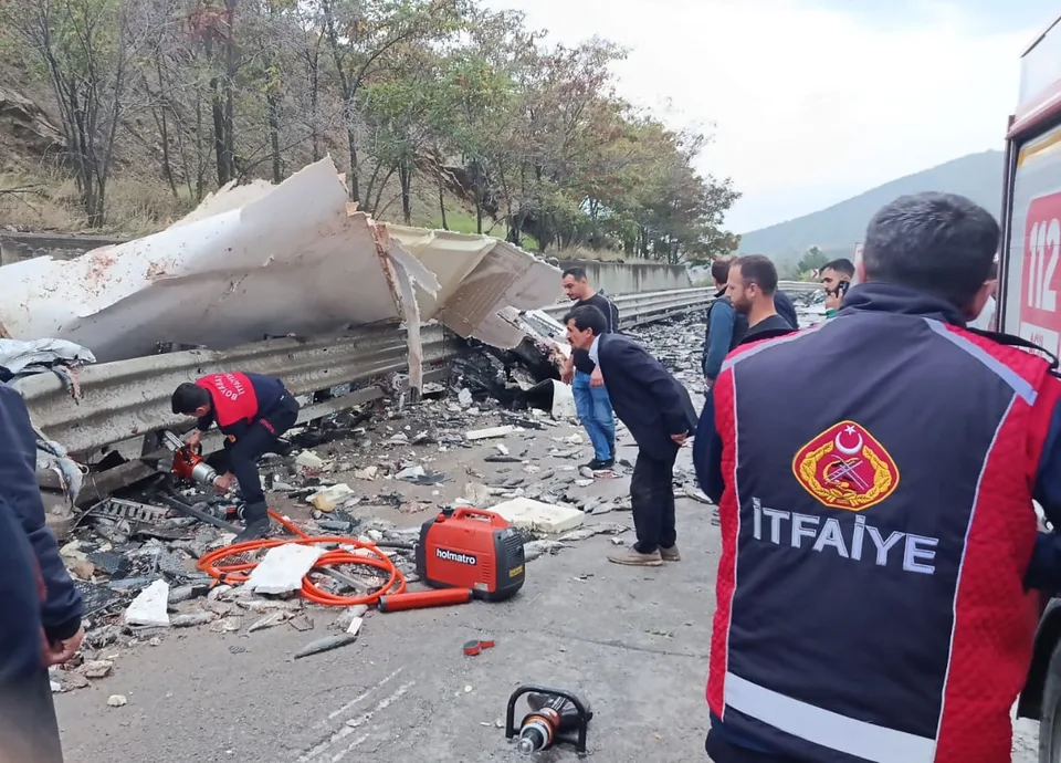 SİNOP’UN BOYABAT İLÇESİNDE BALIK TAŞIYAN KAMYONUN DEVRİLMESİ SONUCU MEYDANA GELEN KAZADA 1 KİŞİ HAYATINI KAYBETTİ. KAZADA KAMYONDAKİ BALIKLAR YOLA SAÇILDI.
