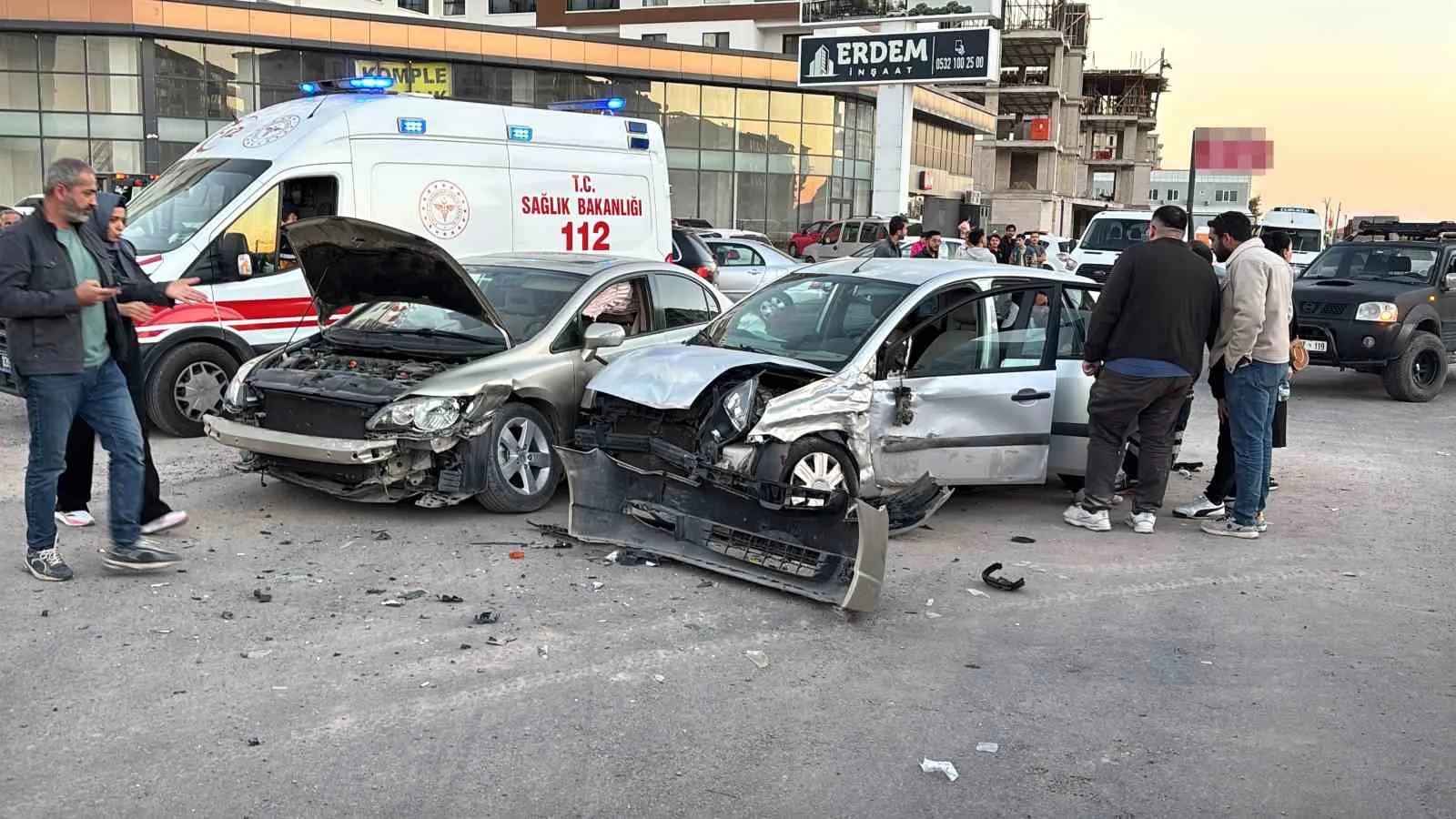 AKSARAY’DA 2 ARACIN ÇARPIŞTIĞI VE PARK HALİNDEKİ DİĞER ARACA ÇARPMASI SONUCU MEYDANA GELEN 3 ARAÇLI TRAFİK KAZASINDA 5 KİŞİ YARALANDI.