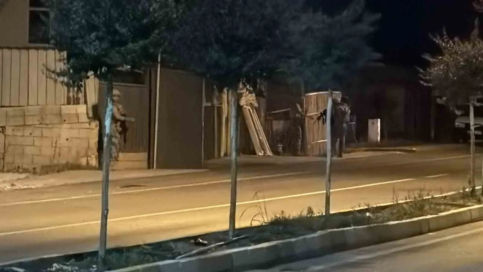 ADIYAMAN’DA, ‘YÜKSEK SESLİ MÜZİK’ MESELESİ DOLAYISIYLA ÇIKAN SİLAHLI ÇATIŞMADA ÇOK SAYIDA KİŞİ GÖZALTINA ALINDI.
