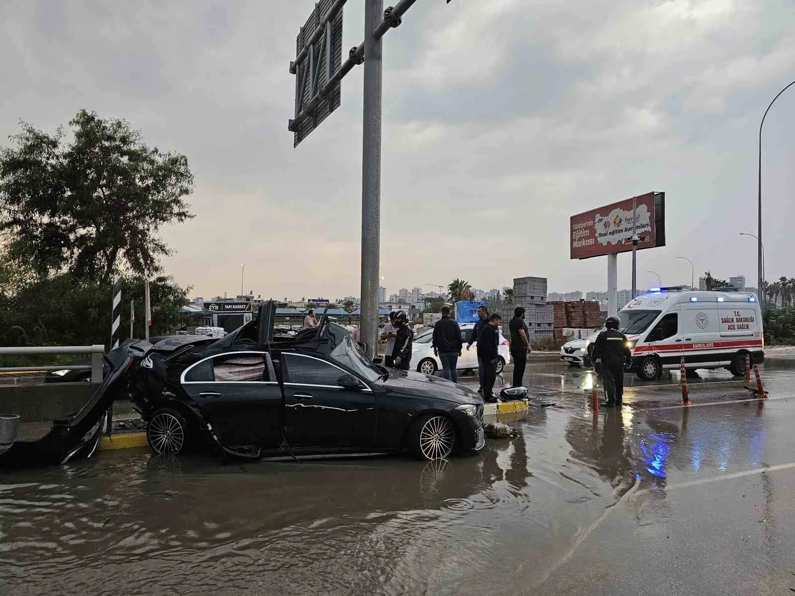 ADANA’DA KONTROLDEN ÇIKAN OTOMOBİL TABELA DİREĞİNE ÇARPARAK DURDU. AĞIR YARALANAN OTOMOBİL SÜRÜCÜSÜ KALDIRILDIĞI HASTANEDE HAYATINI KAYBETTİ.