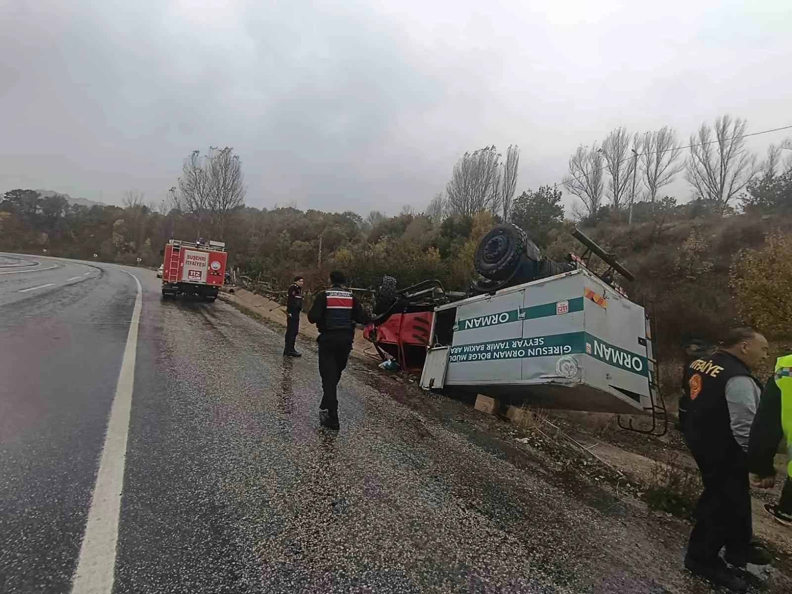 SİVAS'IN SUŞEHRİ İLÇESİNDE, GİRESUN ORMAN BÖLGE MÜDÜRLÜĞÜNE AİT SEYYAR TAMİR BAKIM ARACI DEVRİLDİ. KAZADA 3 PERSONEL YARALANDI.