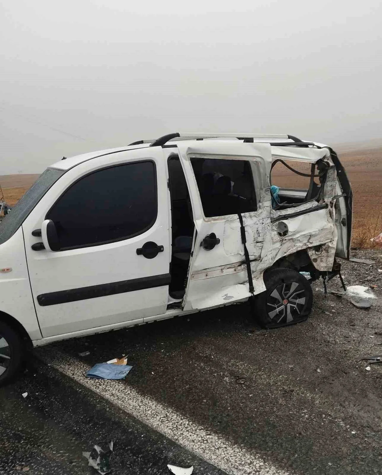VAN’IN GÜRPINAR İLÇESİNDEKİ GÜZELDERE TÜNELİ MEVKİSİNDE 3 ARACIN KARIŞMASI SONUCU MEYDANA GELEN TRAFİK KAZASINDA 3’Ü AĞIR 10 KİŞİ YARALANDI.
