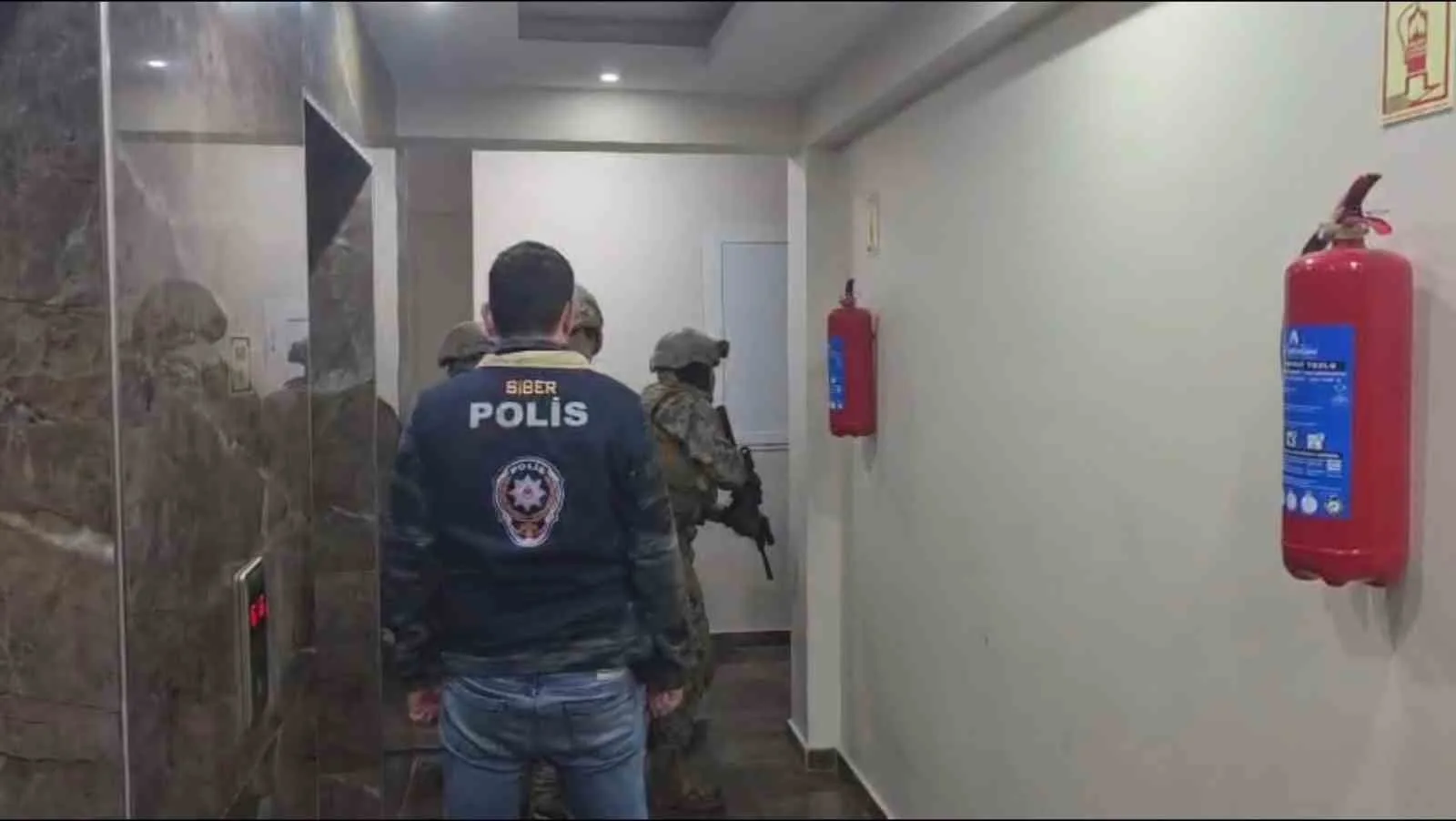 İNTERNET ÜZERİNDEN PİYASA DEĞERİNİN ALTINDA ARAÇ SATIŞ İLANLARI YAYIMLAYARAK VATANDAŞLARDAN KAPORA ADI ALTINDA PARA ALDIĞI BELİRLENEN SUÇ ÖRGÜTÜNE YÖNELİK TEKİRDAĞ MERKEZLİ 18 İLDE EŞ ZAMANLI OPERASYON DÜZENLENDİ.