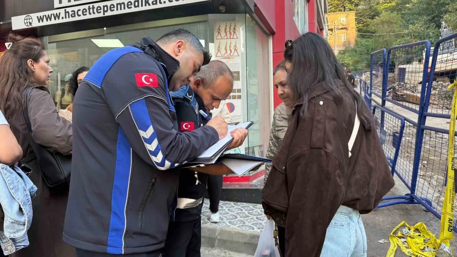 ZONGULDAK’TA ÇÖKEN BİNANIN ARDINDAN BÖLGEDE İNCELEME YAPAN EKİPLER OLAY YERİNİN YAKININDAKİ 6 KATLI 28 DAİRELİK APARTMANI TEDBİR AMAÇLI BOŞALTTI. BİNA TAHLİYE EDİLDİ.