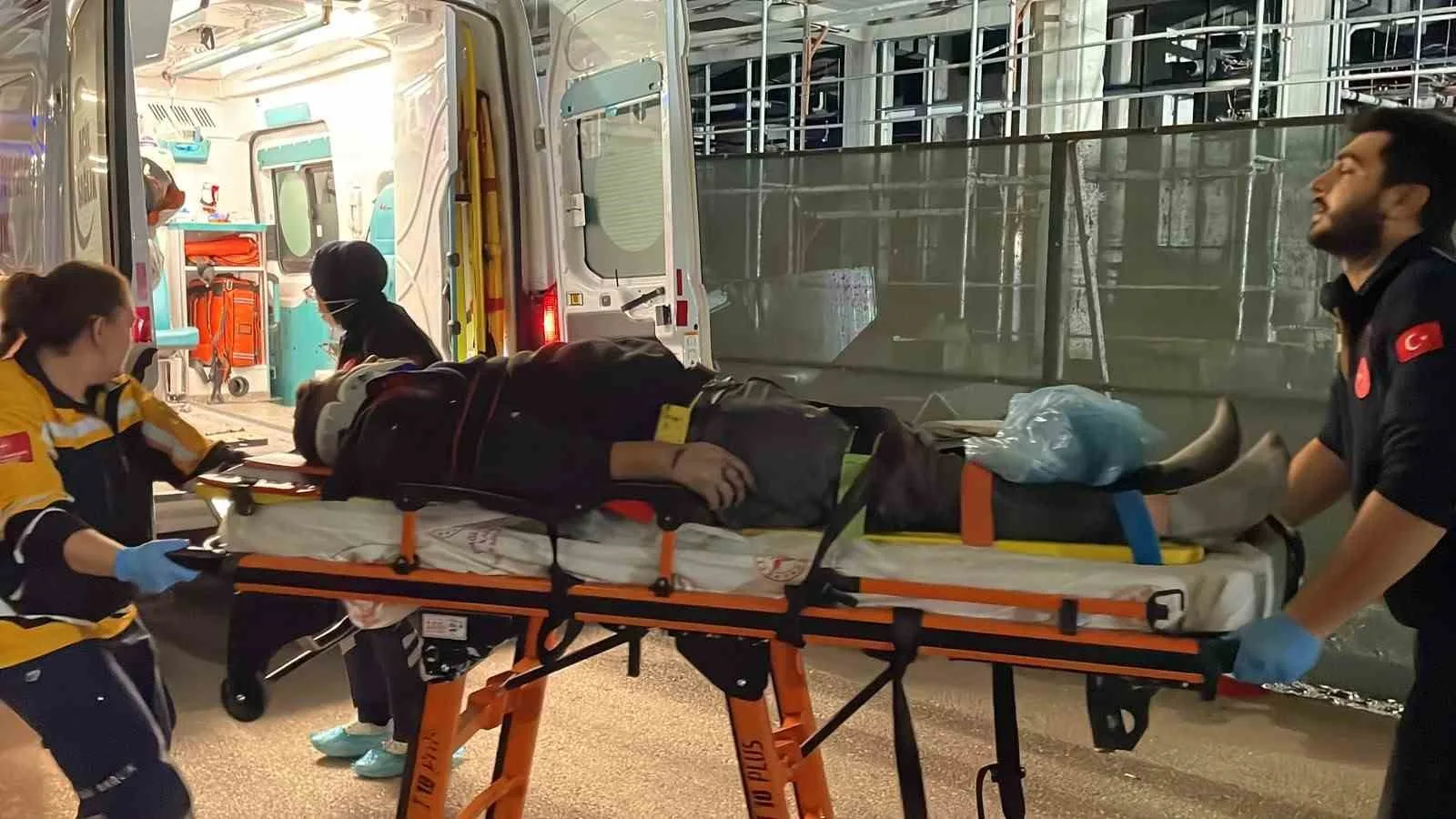 KARAMAN'DA OTOMOBİL İLE PANELVAN ARACIN KAVŞAKTA ÇARPIŞMASI SONUCU 2'Sİ AĞIR 3 KİŞİ YARALANDI