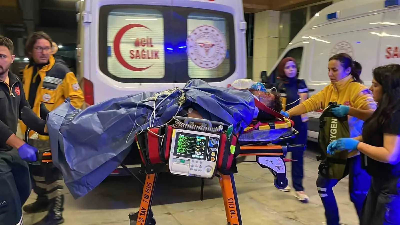 KARAMAN'DA OTOMOBİL İLE PANELVAN ARACIN KAVŞAKTA ÇARPIŞMASI SONUCU 2'Sİ AĞIR 3 KİŞİ YARALANDI