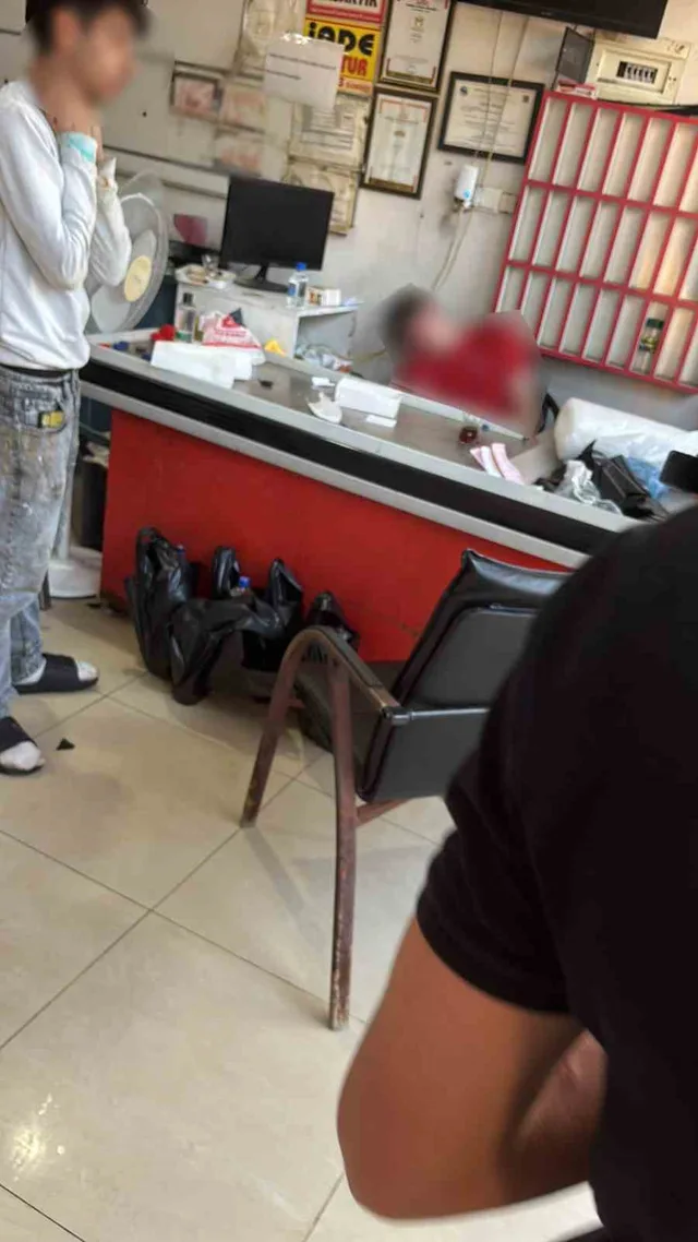 ADANA’DA KİMYA ÜRÜNLERİ SATAN BİR İŞ YERİNE DÜZENLENEN SİLAHLI SALDIRIDA, KASADA OTURAN 16 YAŞINDAKİ ÇOCUK BAŞINDAN VURULARAK AĞIR YARALANDI. SALDIRGAN, OLAYIN ARDINDAN KAÇTI. NOT: ONAYLI FOTOĞRAF MOZAİK GEREKLİ