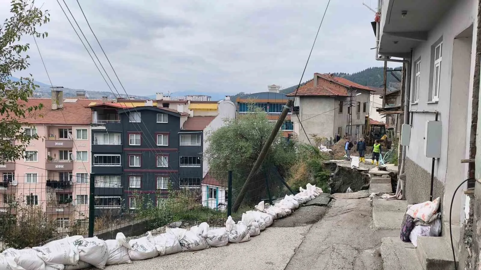 İNŞAAT ÇALIŞMASININ YÜRÜTÜLDÜĞÜ ALANIN YANINDAKİ YOLDA ÇÖKME MEYDANA GELDİ. ÇÖKMENİN ARDINDAN BÖLGEDE BULUNAN İKİ KATLI APARTMAN, TEDBİR AMACIYLA TAHLİYE EDİLDİ.