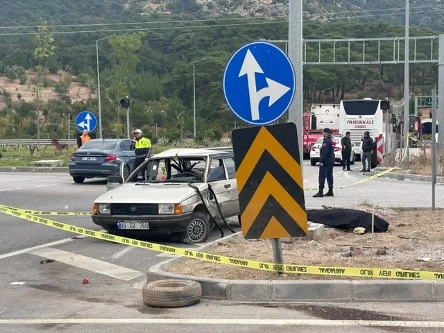 ÇANAKKALE’NİN AYVACIK İLÇESİNİN TROYA TÜNELİ GİRİŞİNDEKİ KAVŞAKTA MEYDANA GELEN KAZADA YOLCU OTOBÜSÜNÜN ÇARPTIĞI OTOMOBİLDEKİ 2 KİŞİ HAYATINI KAYBETTİ.