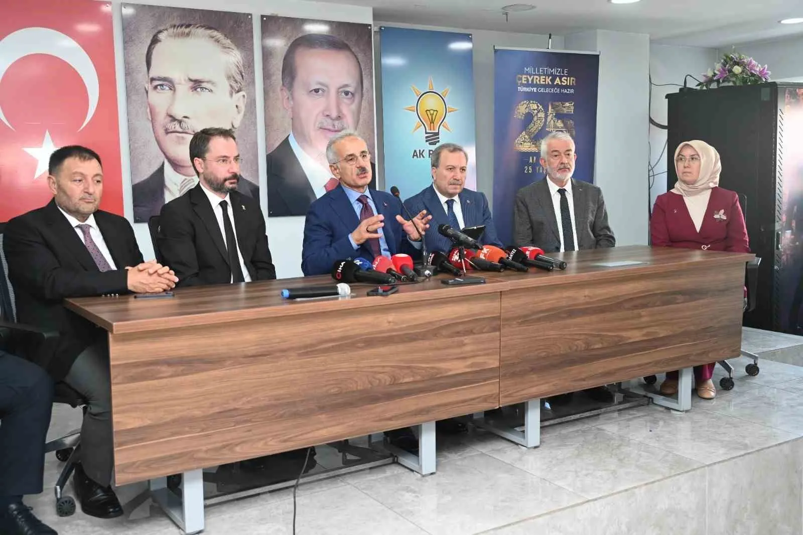 ULAŞTIRMA VE ALTYAPI BAKANI ABDULKADİR URALOĞLU, BİR DİZİ ZİYARET VE PROGRAMA KATILMAK ÜZERE ISPARTA’YA GELDİ. BAKAN URALOĞLU, İRAN-İSRAİL-ABD ARASINDAKİ ÇATIŞMAYA İLİŞKİN DEĞERLENDİRMELERDE BULUNARAK, "BÜTÜN TARAFLARLA GÖRÜŞEBİLEN, AYNI ŞEKİLDE RUSYA, UKRAYNA, BÜTÜN TARAFLARLA GÖRÜŞEBİLEN BİR LİDER VARSA O DA RECEP TAYYİP ERDOĞAN’DIR. ORTADA DA CUMHURBAŞKANIMIZ GAYRET EDİYOR" DEDİ.
