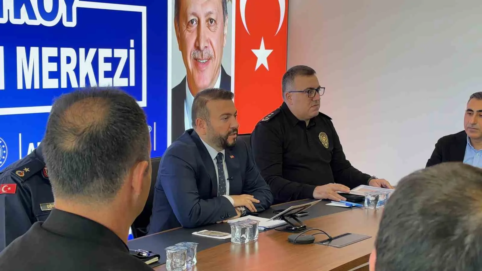 ARNAVUTKÖY BELEDİYE BAŞKANI MUSTAFA CANDAROĞLU BAŞKANLIĞINDA TOPLANAN İLÇE AFET KOORDİNASYON KURULU'NDA, İLGİLİ KAMU KURUM VE KURULUŞLARININ YÖNETİCİLERİ BİR ARAYA GELDİ