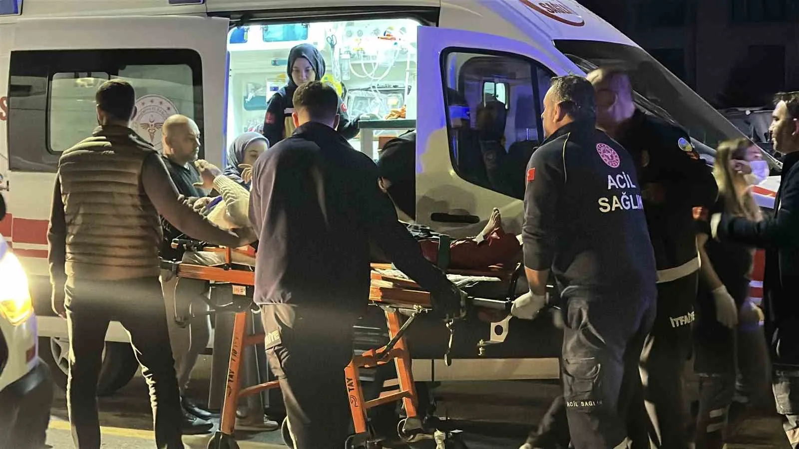 SAKARYA'NIN ADAPAZARI İLÇESİNDE GECE SAATLERİNDE 3 ARACIN KARIŞTIĞI TRAFİK KAZASINDA 4 KİŞİ YARALANDI.