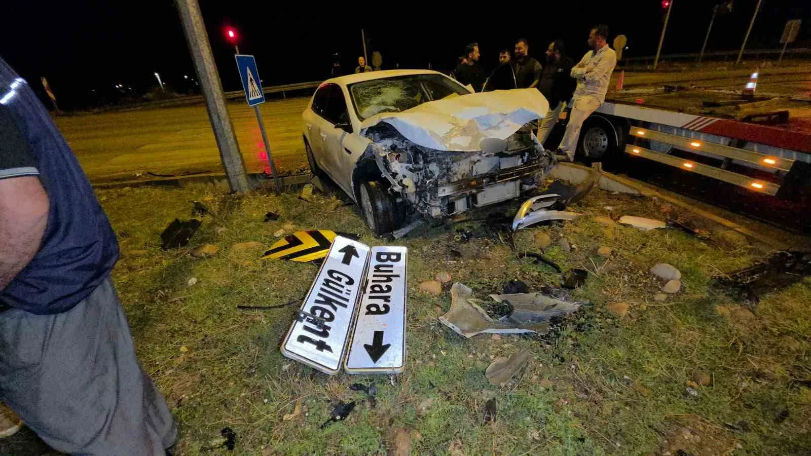 HATAY’DA 2 OTOMOBİLİN ÇARPIŞMASIYLA YAŞANAN KAZADA 4 KİŞİ YARALANDI. KAZADA ÇARPIŞMANIN ETKİSİYLE TOFAŞ’IN HURDAYA DÖNMESİYSE DİKKAT ÇEKTİ.