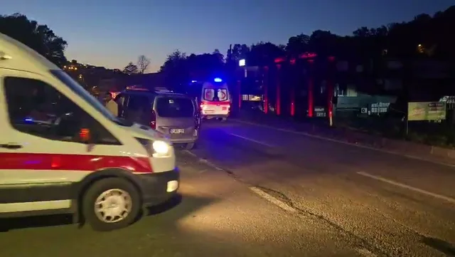 ZONGULDAK'TA İKİ ARACIN KAVŞAKTA ÇARPIŞTIĞI KAZADA 6 KİŞİ YARALANDI. YARALILAR İLK MÜDAHALELERİNİN ARDINDAN ÇEŞİTLİ HASTANELERE KALDIRILDI.