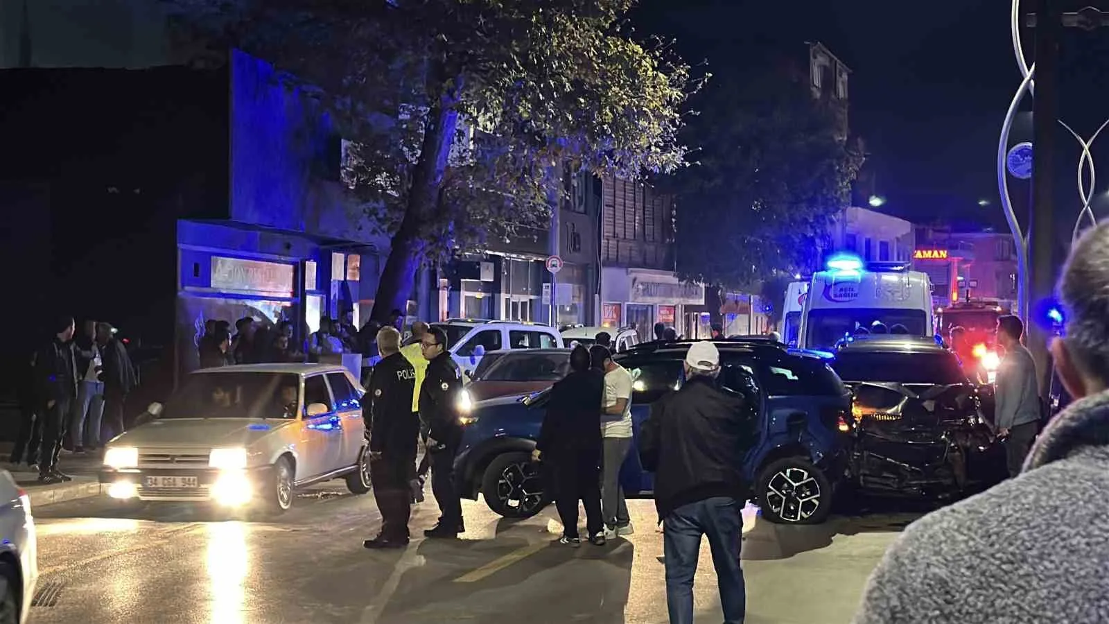 SAKARYA'NIN ADAPAZARI İLÇESİNDE GECE SAATLERİNDE 3 ARACIN KARIŞTIĞI TRAFİK KAZASINDA 4 KİŞİ YARALANDI.