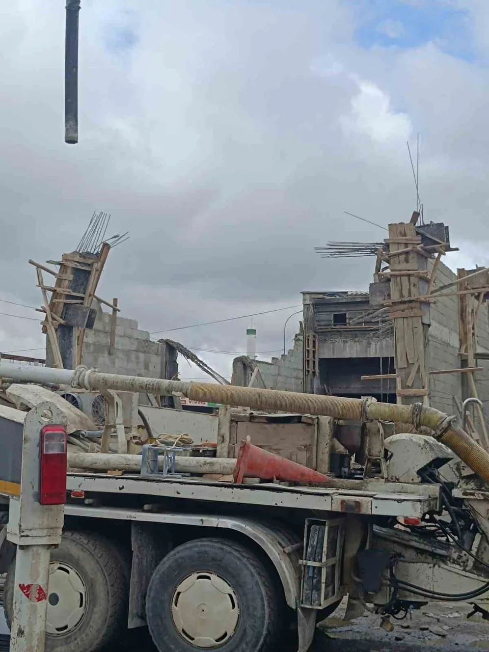 GAZİANTEP'İN NİZİP İLÇESİNDE BİR İNŞAATTA BETON DÖKÜMÜ SIRASINDA AHŞAP KALIP ÇÖKTÜ, 3 İŞÇİ YARALANDI.