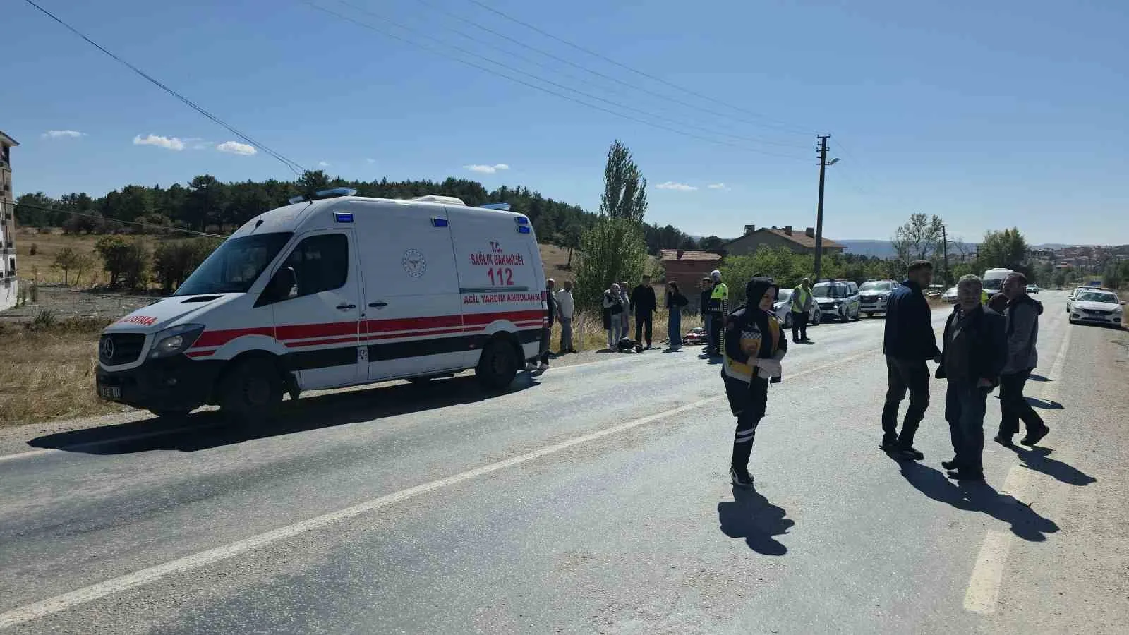 DOMANİÇ’TE OTOMOBİL İLE MOTOSİKLET ÇARPIŞTI: 1 GENÇ HAYATINI KAYBETTİ