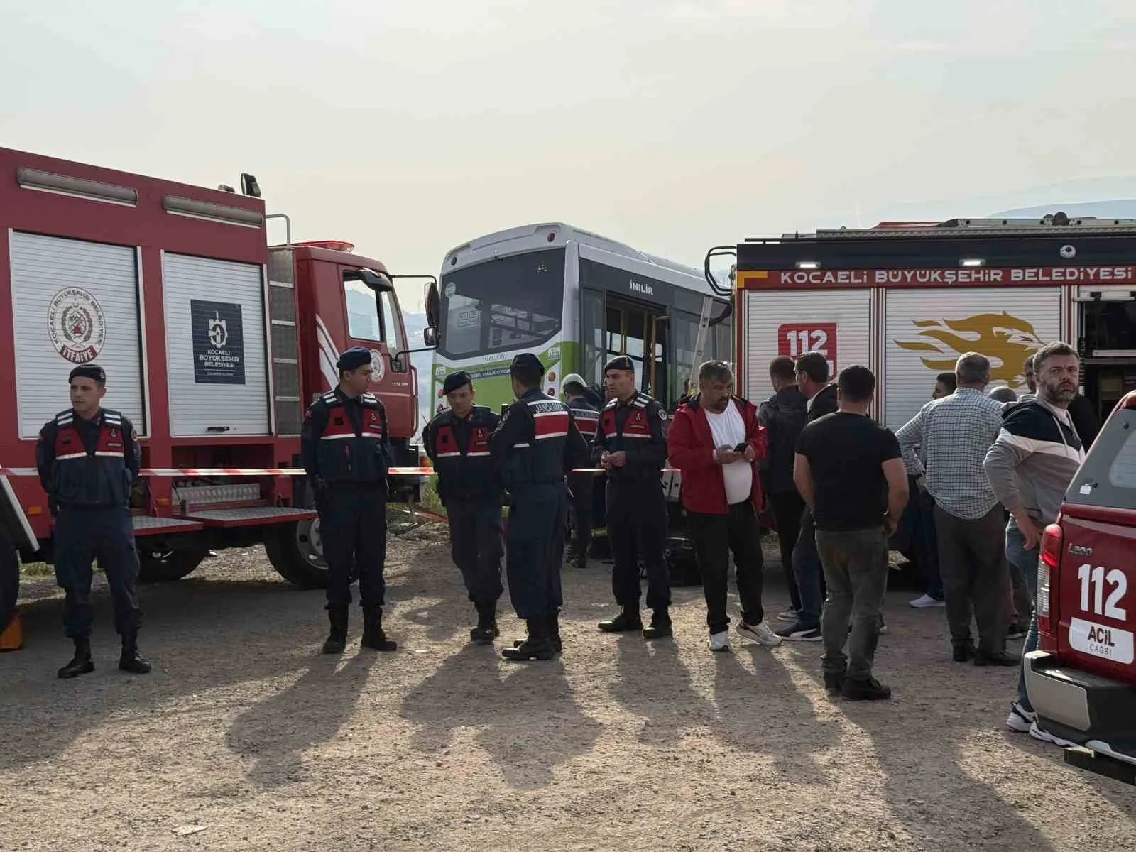 İZMİT İLÇESİNDE ÖZEL HALK OTOBÜSÜ SÜRÜCÜSÜ, SON DURAĞA ULAŞIP ARACINDAN İNDİKTEN SONRA HENÜZ BİLİNMEYEN BİR SEBEPLE OTOBÜSÜN ALTINDA KALARAK HAYATINI KAYBETTİ.