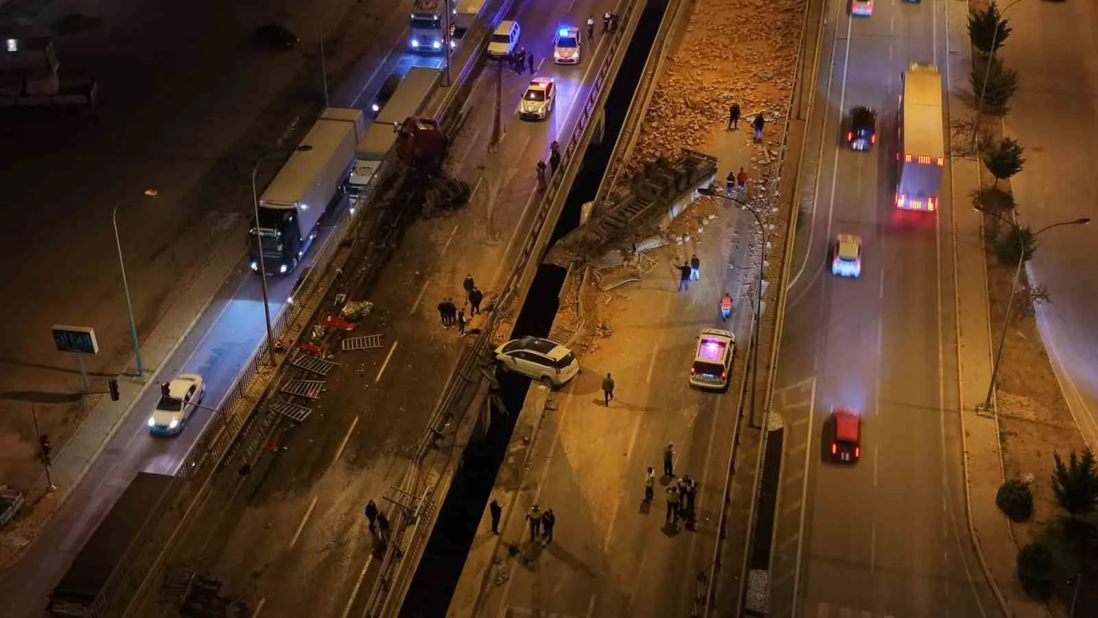 AFYONKARAHİSAR'DA TUĞLA YÜKLÜ TIR VE OTOMOBİLLERİN KARIŞTIĞI KAZADA ORTALIK SAVAŞ ALANINA DÖNERKEN, OLAYDA 1 KİŞİ ÖLDÜ 7 KİŞİDE YARALANDI.