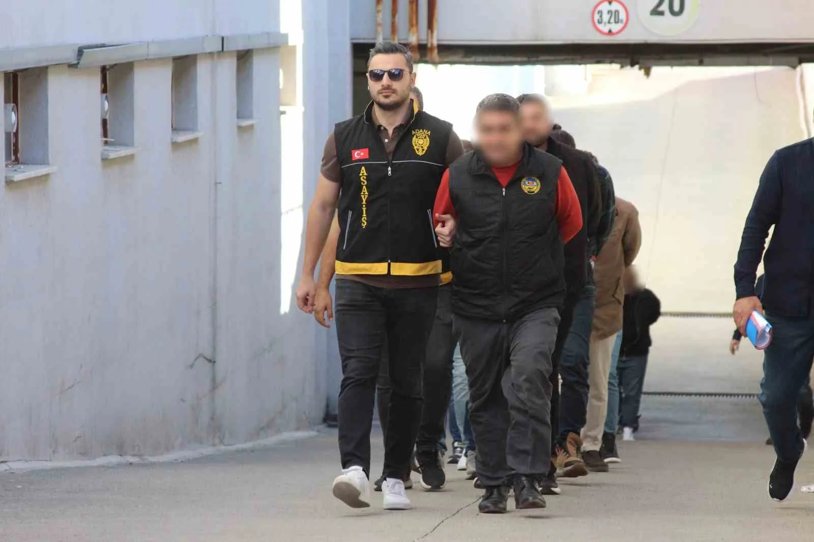 ADANA MERKEZLİ 7 İLDE DÜZENLENEN VE 58 ŞÜPHELİNİN TUTUKLANDIĞI SİGORTA DOLANDIRICILIĞI OPERASYONUNUN YENİ DETAYLARI ORTAYA ÇIKTI. ŞEBEKENİN, ARAÇ SAHİPLERİYLE ANLAŞARAK KİRALIK SÜRÜCÜLERLE KURGU KAZALAR YAPTIĞI, 98 FARKLI ARACI 77 KAZADA KULLANARAK SİGORTA ŞİRKETLERİNİ YAKLAŞIK 25 MİLYON TL ZARARA UĞRATTIĞI ÖNE SÜRÜLDÜ. BİR OTOMOBİLİN İSE 7 FARKLI KURGU KAZADA KULLANILDIĞI BELİRLENDİ.