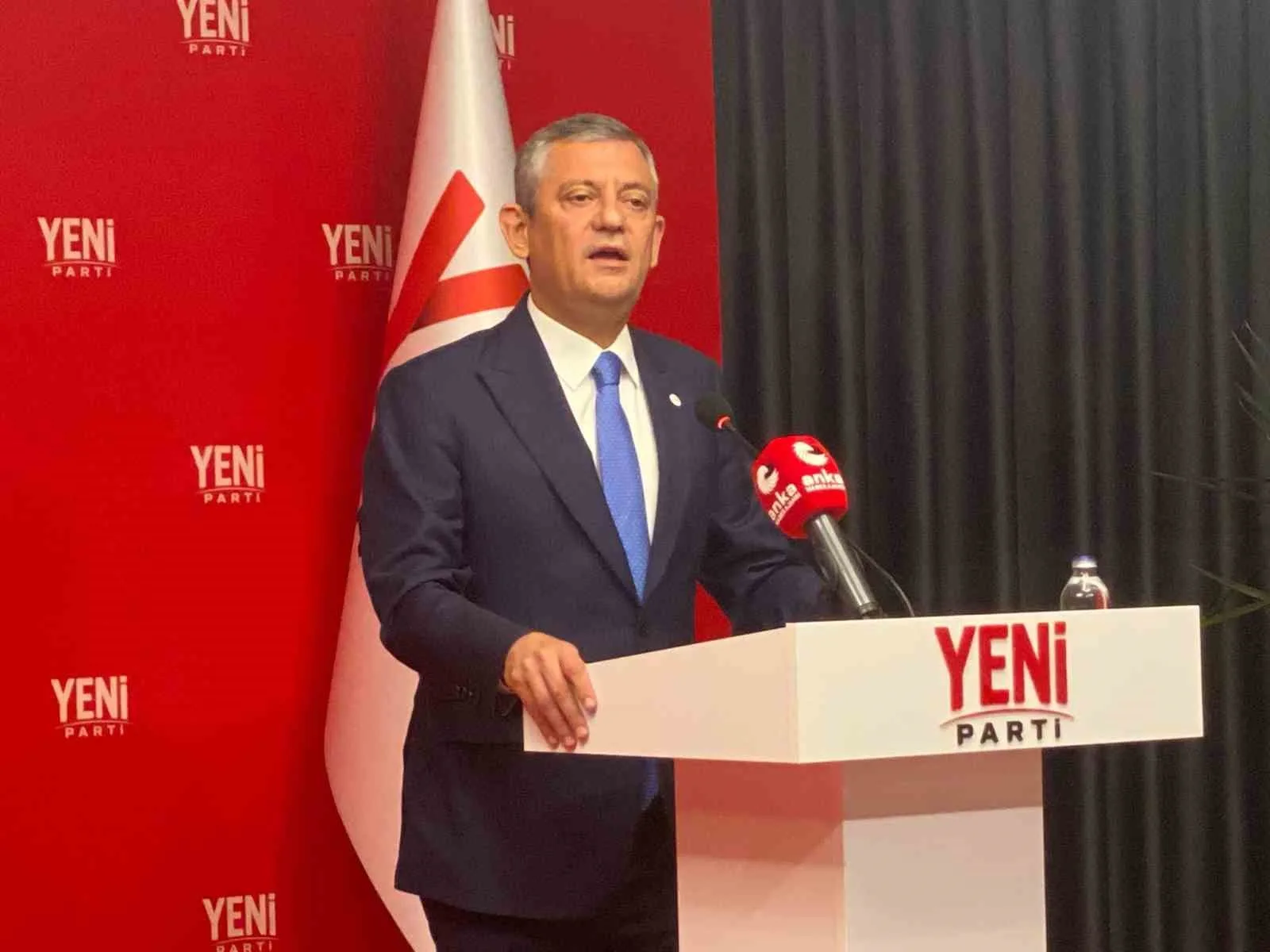TÜRKİYE İŞÇİ PARTİSİ (TİP) GENEL BAŞKANI ERKAN BAŞ, YENİ PARTİ GENEL BAŞKANI ÖZGÜR ÖZEL’E PARTİSİNİN GENEL MERKEZİNDE HAYIRLI OLSUN ZİYARETİNDE BULUNDU. ÖZEL, SEÇİM ÇAĞRISINI YİNELEYEREK "GİRDİĞİM İLK SEÇİMDEN BİRİNCİ PARTİ ÇIKMAZSAM GÖREVİ BIRAKACAĞIM" DEDİ.