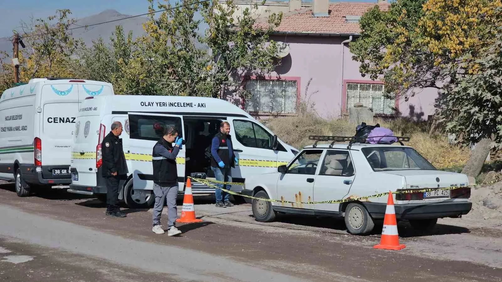 KAYSERİ'NİN HACILAR İLÇESİNDE EVİNDE FENALAŞAN VE YAKINLARI TARAFINDAN HASTANEYE GÖTÜRÜLEN YAŞLI KADIN ARAÇ İÇERİSİNDE VEFAT ETTİ.