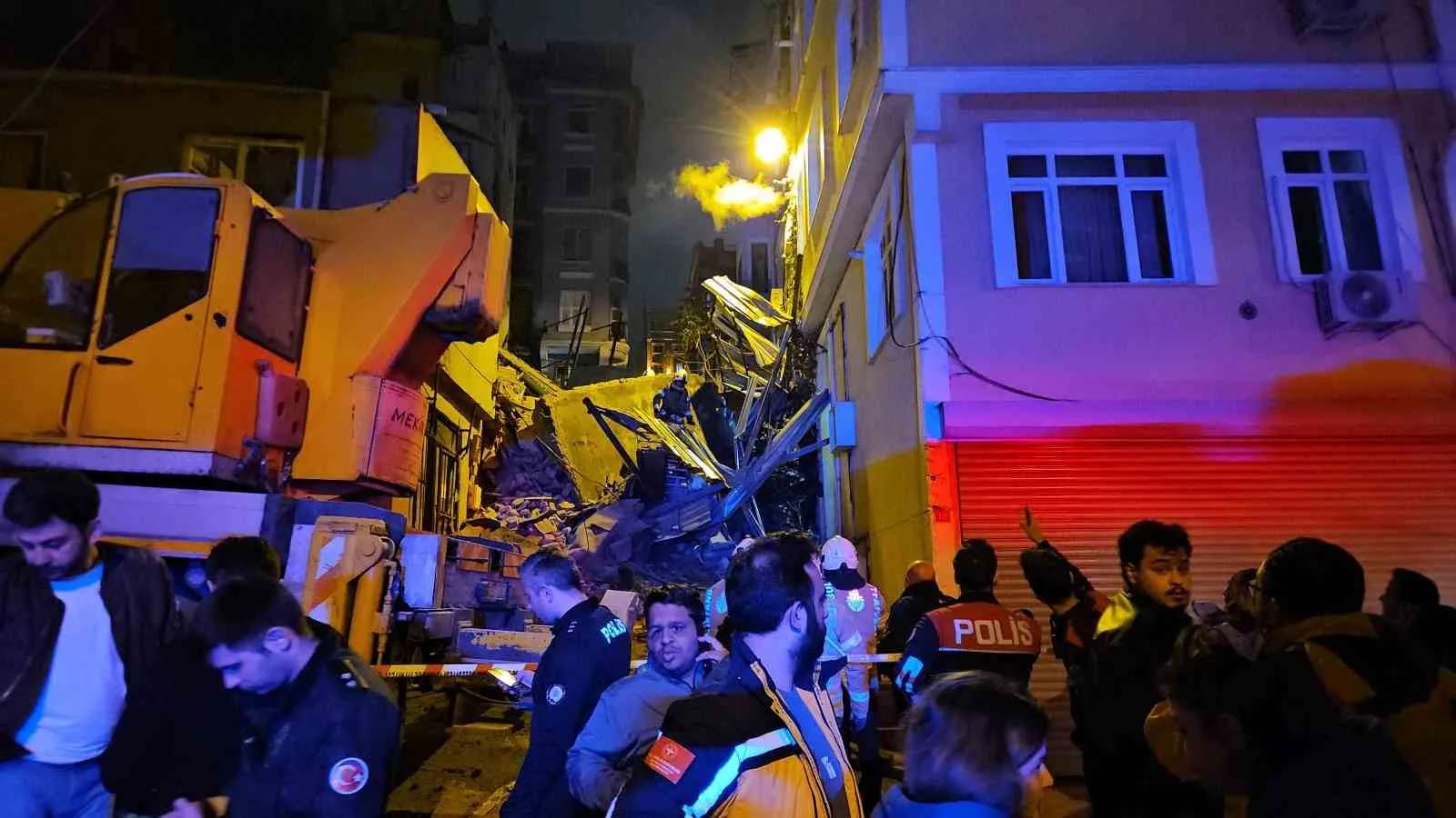 BEYOĞLU'NDA 5 KATLI BİNA ÇÖKTÜ: ARAMA ÇALIŞMALARI DEVAM EDİYOR