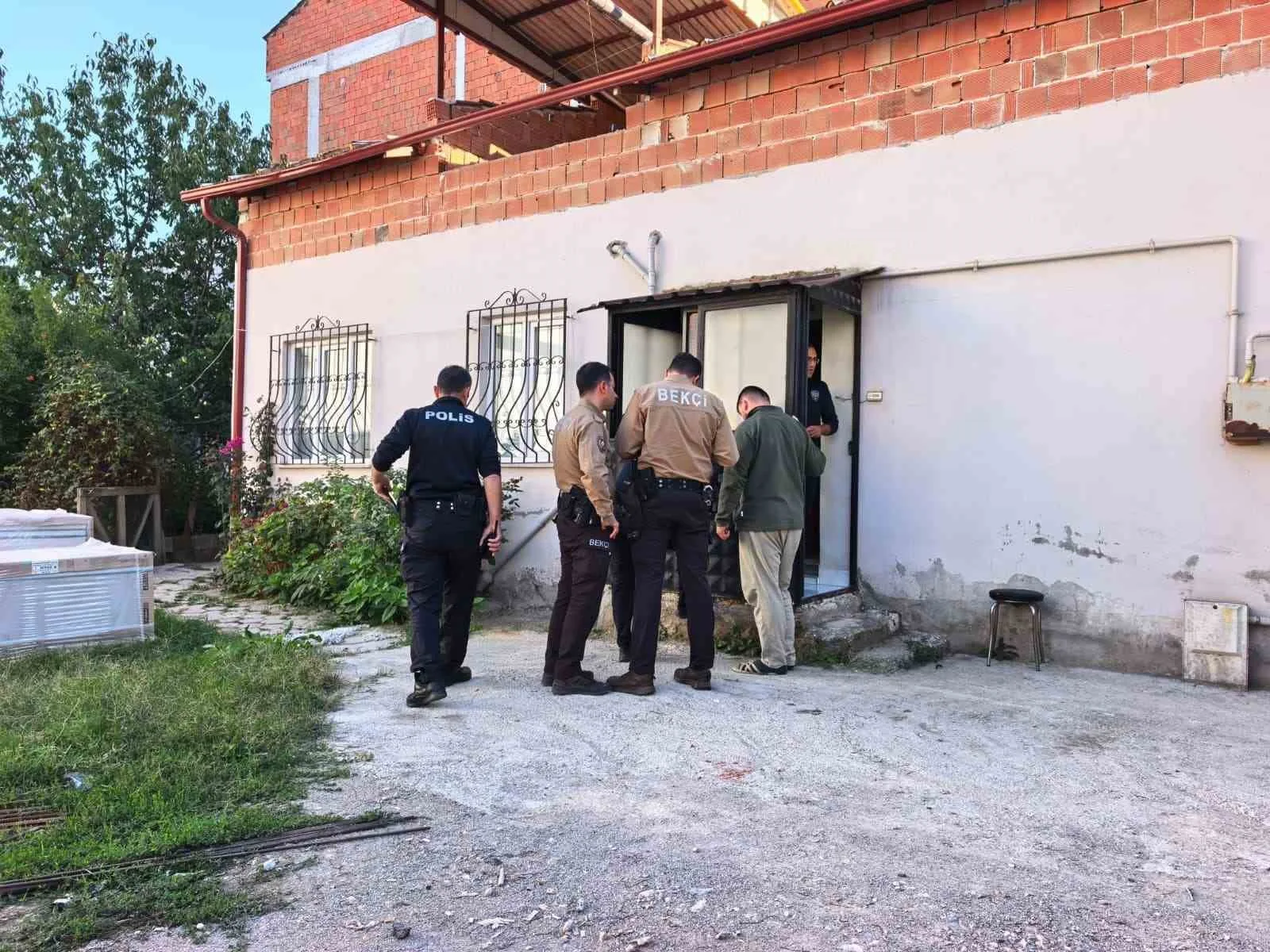 BURSA’NIN İNEGÖL İLÇESİNDE SABAHATTİN AYINTAP (63), AİLESİ TARAFINDAN EVİNDE HAREKETSİZ HALDE BULUNDU. OLAY YERİNE SEVK EDİLEN SAĞLIK EKİPLERİ, ŞAHSIN HAYATINI KAYBETTİĞİNİ BELİRLEDİ.