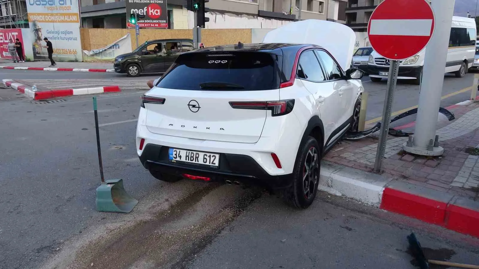 MALATYA’DA İKİ ARAÇ ÇARPIŞTI: 3 YARALI