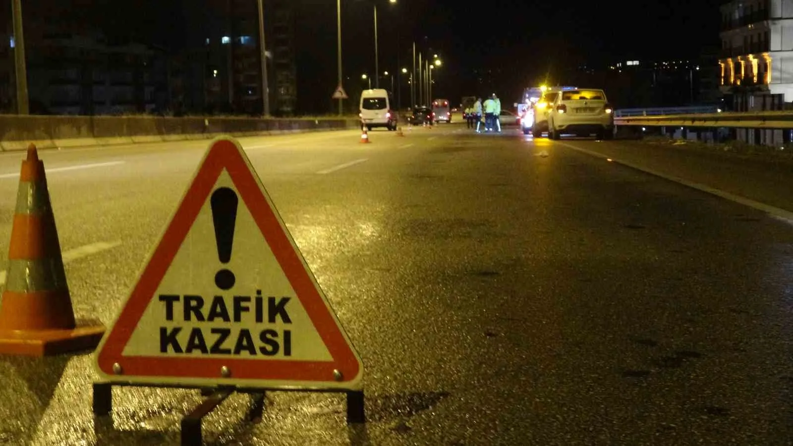 ANTALYA’DA AYNI İSTİKAMETTE GİDEN OTOMOBİL İLE MOTOSİKLETİN ÇARPIŞMASI SONUCU MEYDANA GELEN TRAFİK KAZASINDA 22 YAŞINDAKİ GENÇ YAŞAMINI YİTİRDİ.