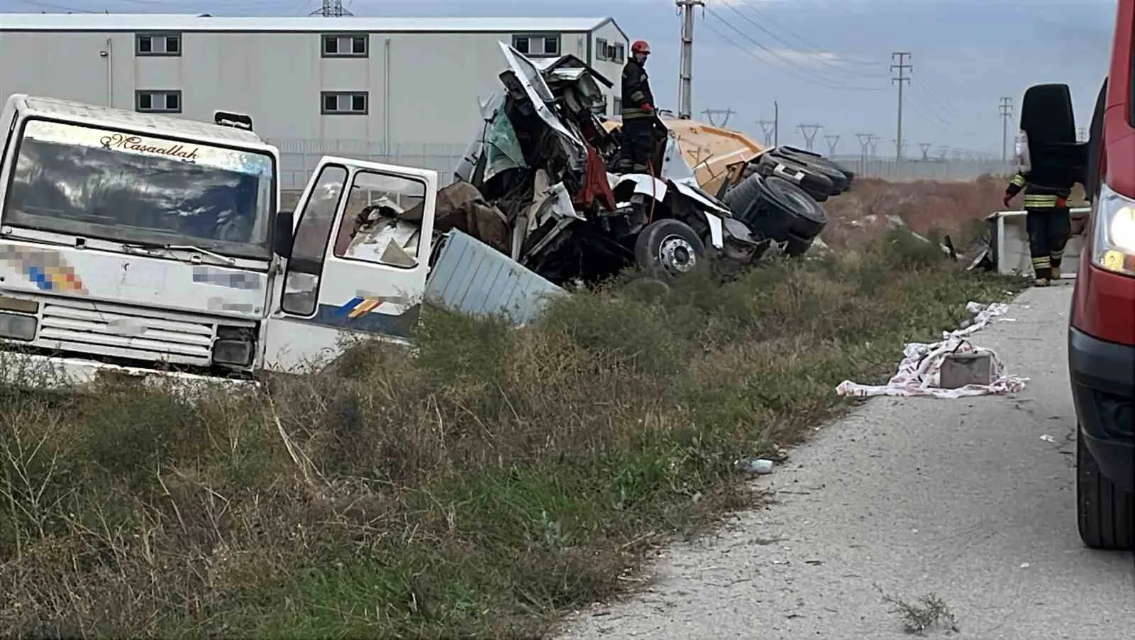 KONYA’DA HAFRİYAT KAMYONUNUN DEMİR YÜKLÜ KAMYONA ÇARPMASI SONUCU MEYDANA GELEN KAZADA 1 KİŞİ ÖLDÜ 1 KİŞİ DE YARALANDI. KAZA YERİ DRON İLE HAVADAN GÖRÜNTÜLENDİ.