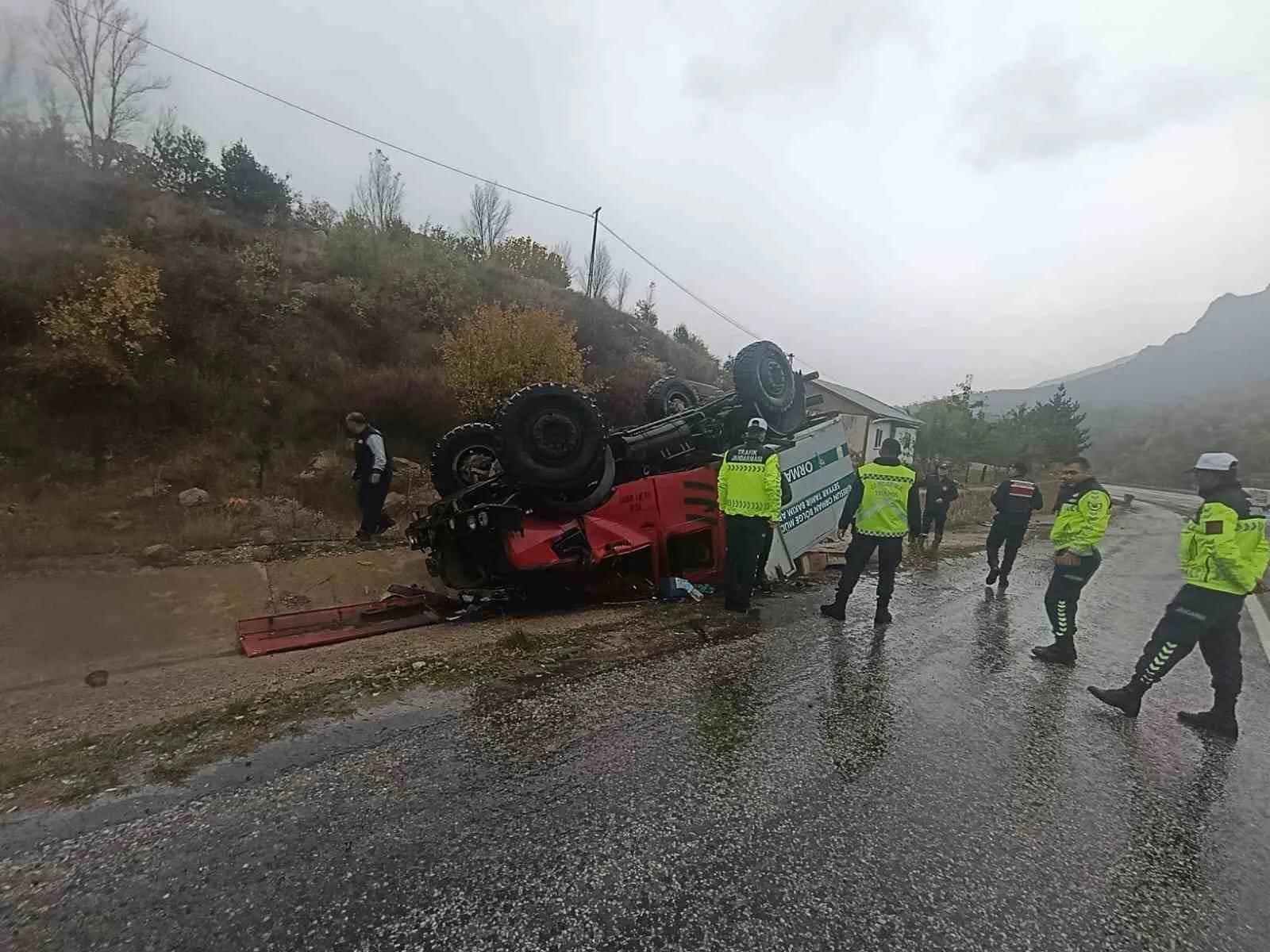 SİVAS'IN SUŞEHRİ İLÇESİNDE, GİRESUN ORMAN BÖLGE MÜDÜRLÜĞÜNE AİT SEYYAR TAMİR BAKIM ARACI DEVRİLDİ. KAZADA 3 PERSONEL YARALANDI.