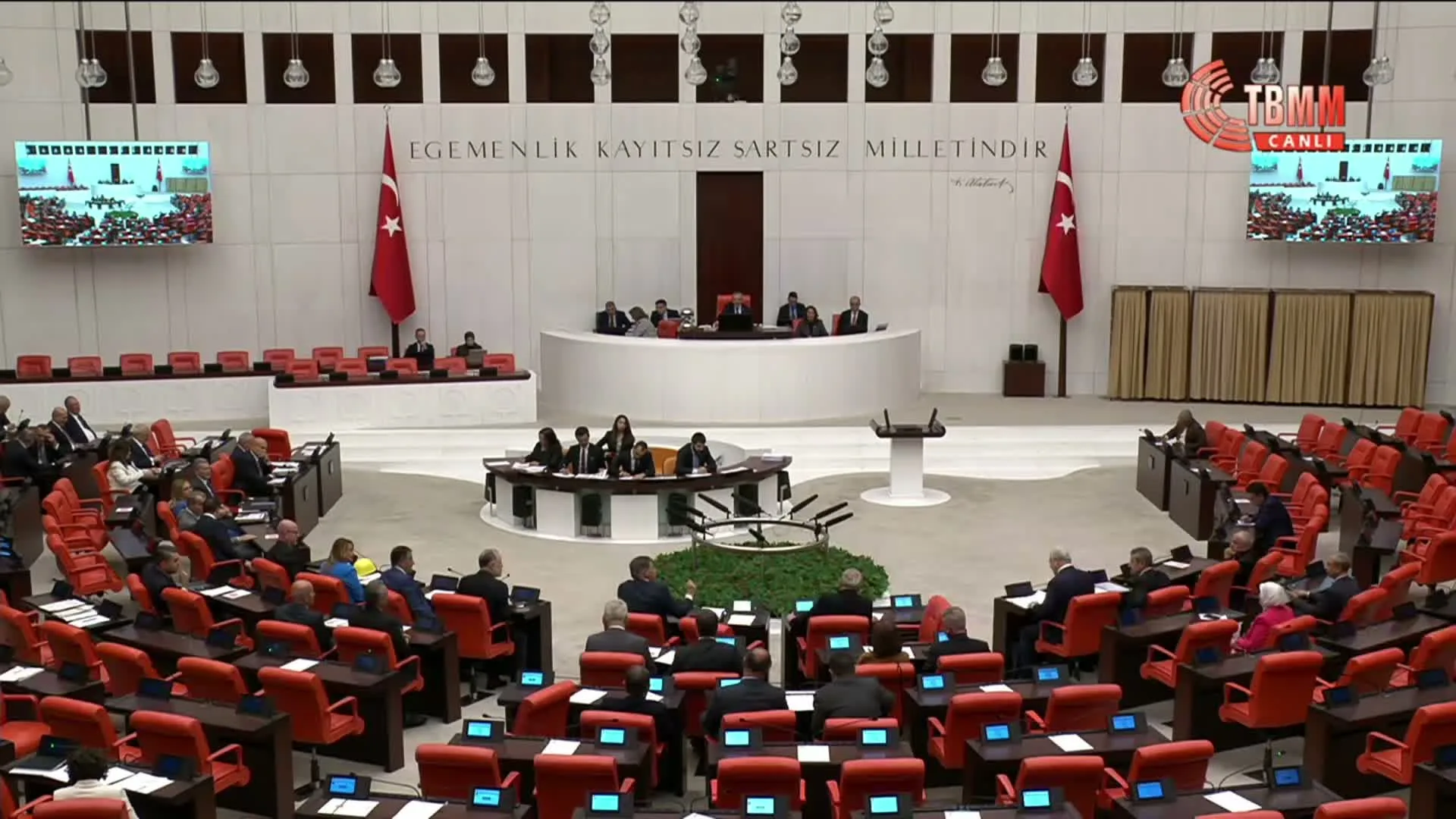 TBMM Genel Kurulu... Akbaşoğlu'ndan CHP'li Sarı'ya: İmamoğlu villalarını ayağa kaldırmış, yolsuzluk villalarıyla ilgili bir gün konuştunuz mu?