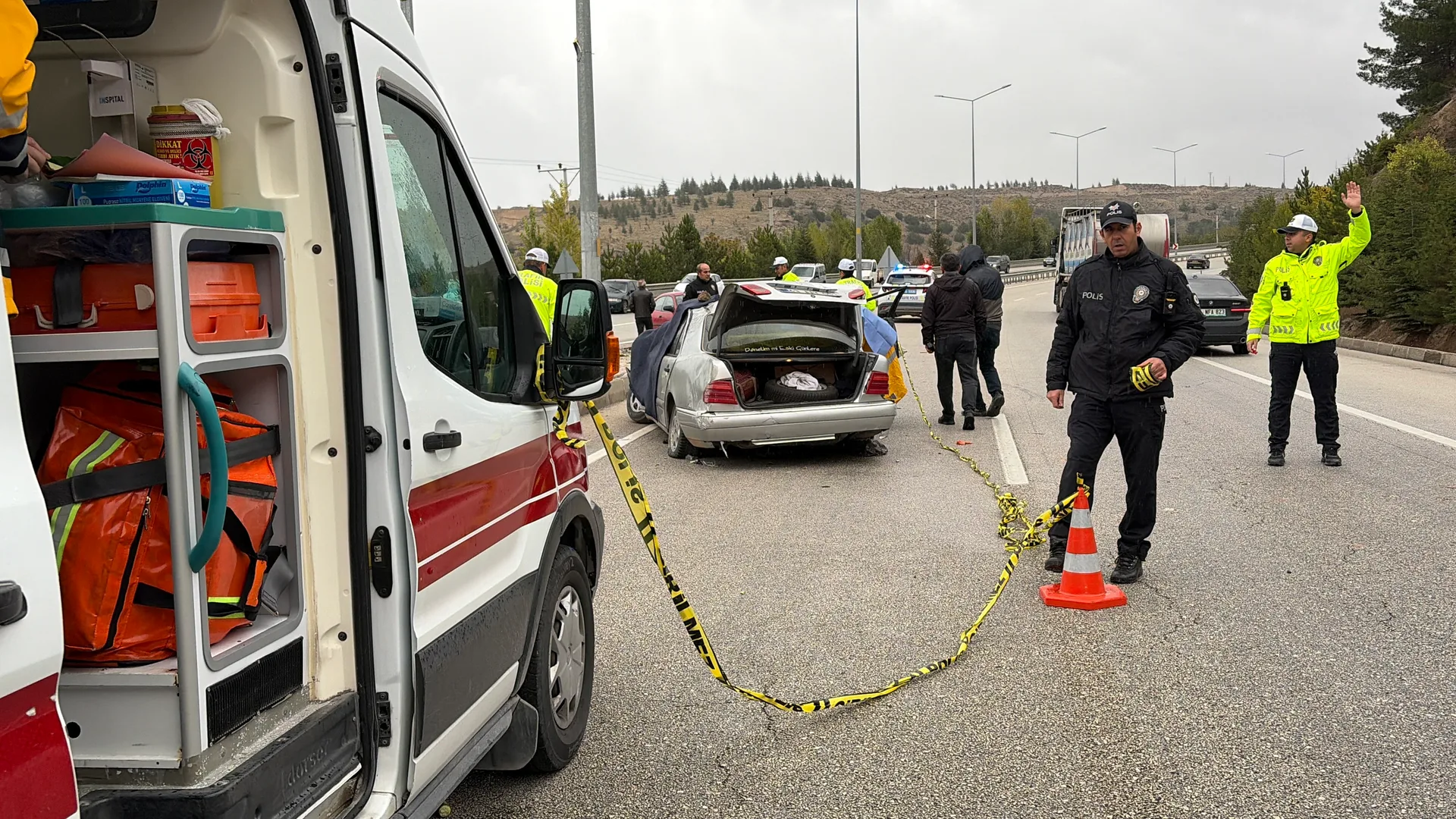 Burdur'da otomobil karşı şeride geçti: 1 ölü, 4 yaralı — fotoğraf 5