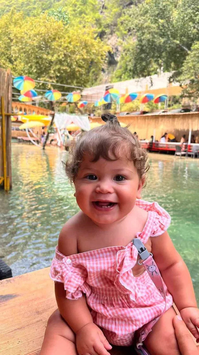 ANTALYA'NIN SERİK İLÇESİNDE 13 AYLIK GÖKÇE KAYA İSİMLİ BEBEK, DİŞ ÇIKARMA NEDENİYLE YÜKSEK ATEŞ ŞİKAYETİYLE KALDIRILDIĞI HASTANEDE UYGULANAN TEDAVİNİN ARDINDAN EVİNE GÖNDERİLDİKTEN SONRA SABAH SAATLERİNDE FENALAŞTI. BAKICININ DURUMU FARK ETMESİ ÜZERİNE HASTANEYE GÖTÜRÜLEN BEBEK YAŞAMINI YİTİRDİ.