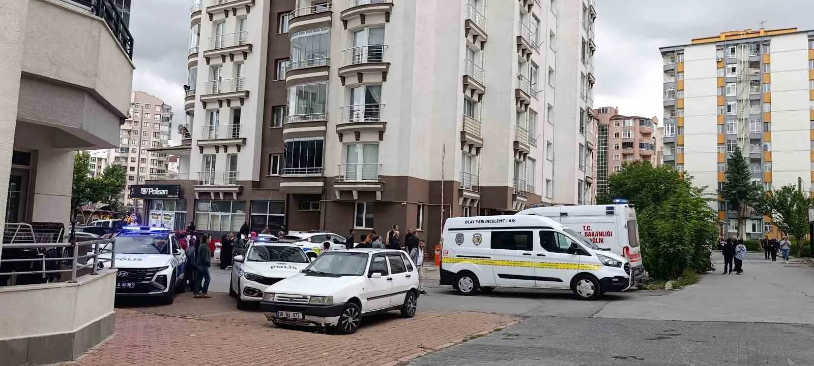 KAYSERİ'NİN TALAS İLÇESİNDE BALKON TEMİZLEDİĞİ SIRADA ALTINDAKİ MERDİVENİN KAYIP DÜŞMESİ SONUCU 13. KATTAN AŞAĞI DÜŞEN KADIN HAYATINI KAYBETTİ.