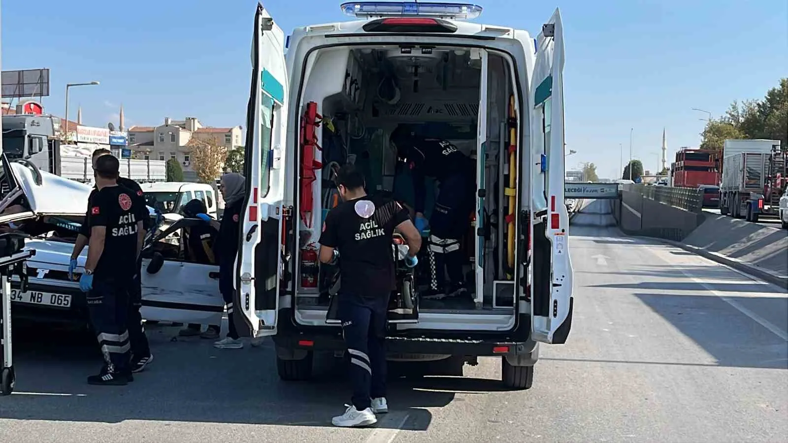 KONYA’DA KONTROLDEN ÇIKAN TOFAŞ OTOMOBİL REFÜJE ÇARPARAK HURDAYA DÖNERKEN, ARAÇTA BULUNAN 4 KİŞİ YARALANDI.
