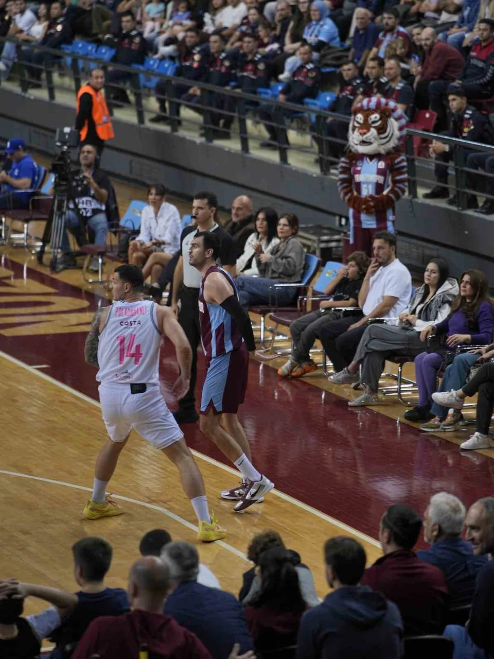 BASKETBOL ŞAMPİYONLAR LİGİ'NDE İKİNCİ MAÇINA ÇIKAN TRABZONSPOR SAHASINDA KARŞILAŞTIĞI AZERBAYCAN EKİBİ SABAH BC'Yİ 100-83 YENEREK A GRUBUNDA İKİNCİ GALİBİYETİNE ULAŞTI.