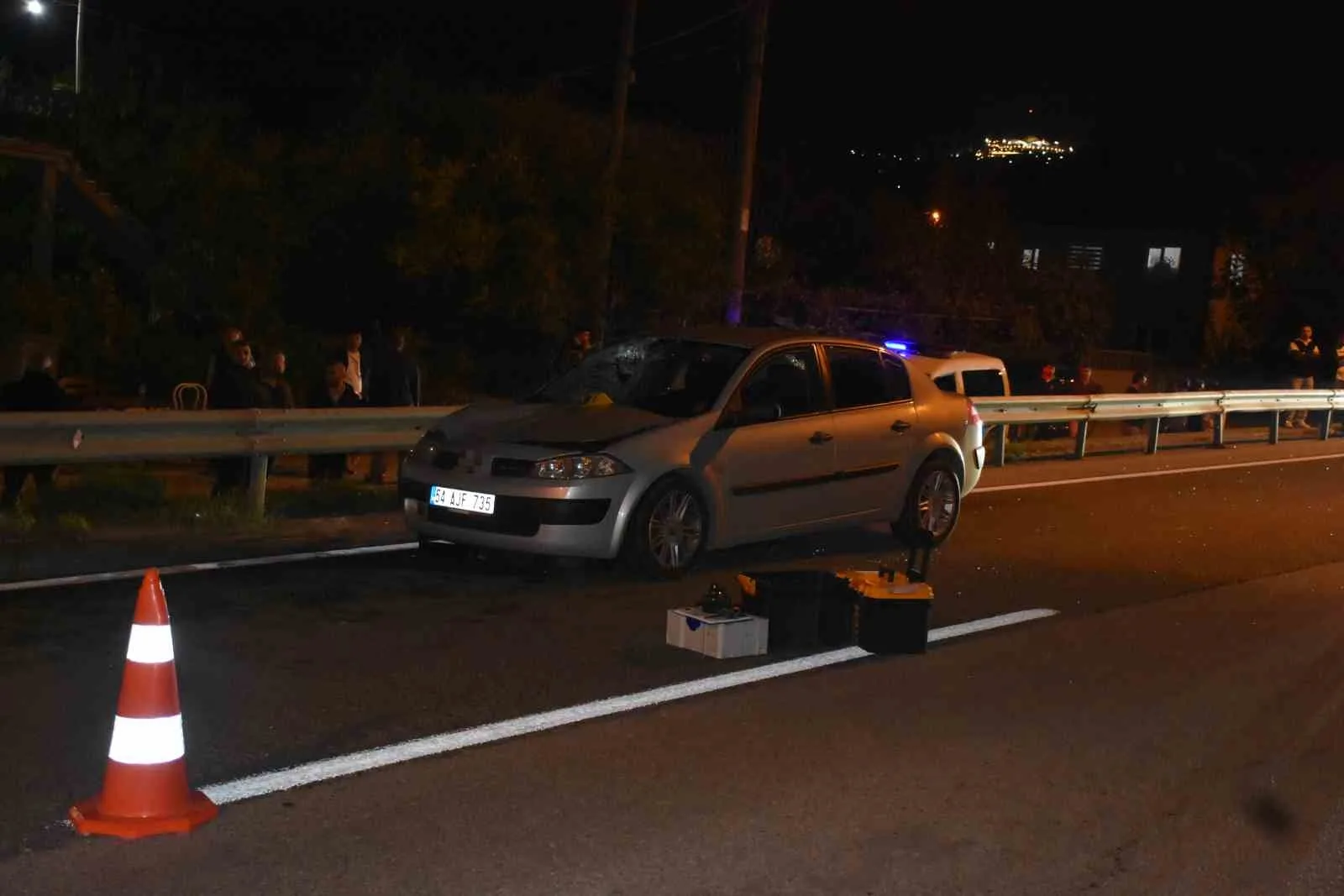SAKARYA’NIN HENDEK İLÇESİ D-100 KARA YOLUNDA YOLUN KARŞISINA GEÇMEYE ÇALIŞAN 69 YAŞINDAKİ KADIN, OTOMOBİLİN ÇARPMASI NETİCESİNDE OLAY YERİNDE HAYATINI KAYBETTİ.