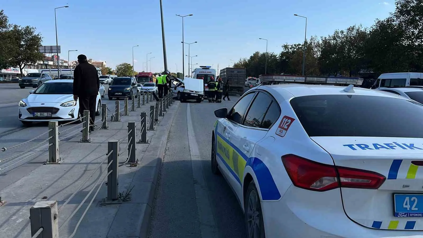 KONYA’DA KONTROLDEN ÇIKAN TOFAŞ OTOMOBİL REFÜJE ÇARPARAK HURDAYA DÖNERKEN, ARAÇTA BULUNAN 4 KİŞİ YARALANDI.