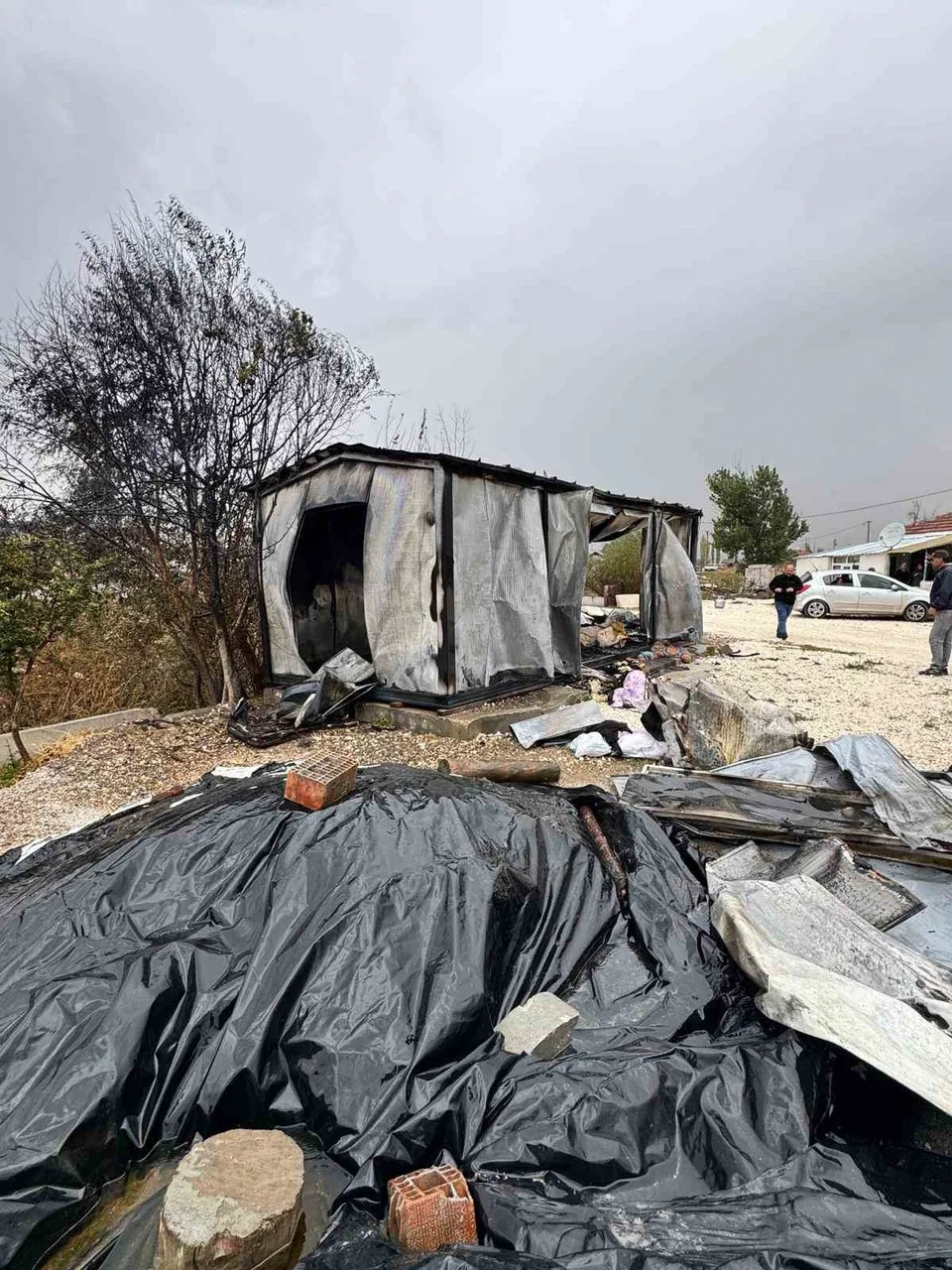 BURDUR'DA 85 YAŞINDAKİ KADIN, YAŞADIĞI BARAKADA ÇIKAN YANGINDA ALEVLERİN ARASINDA KALARAK HAYATINI KAYBETTİ.