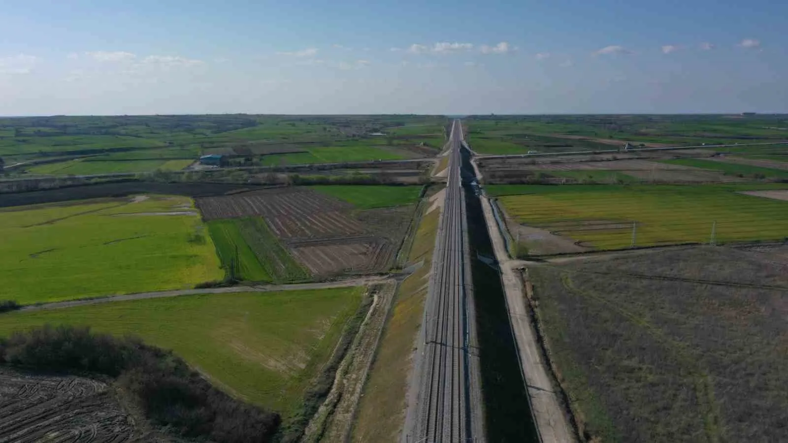 ULAŞTIRMA VE ALTYAPI BAKANI ABDULKADİR URALOĞLU, "HIZLI TREN AĞIMIZI ÇERKEZKÖY’DEN KAPIKULE’YE, AVRUPA SINIRINA KADAR ULAŞTIRIYORUZ" DEDİ.