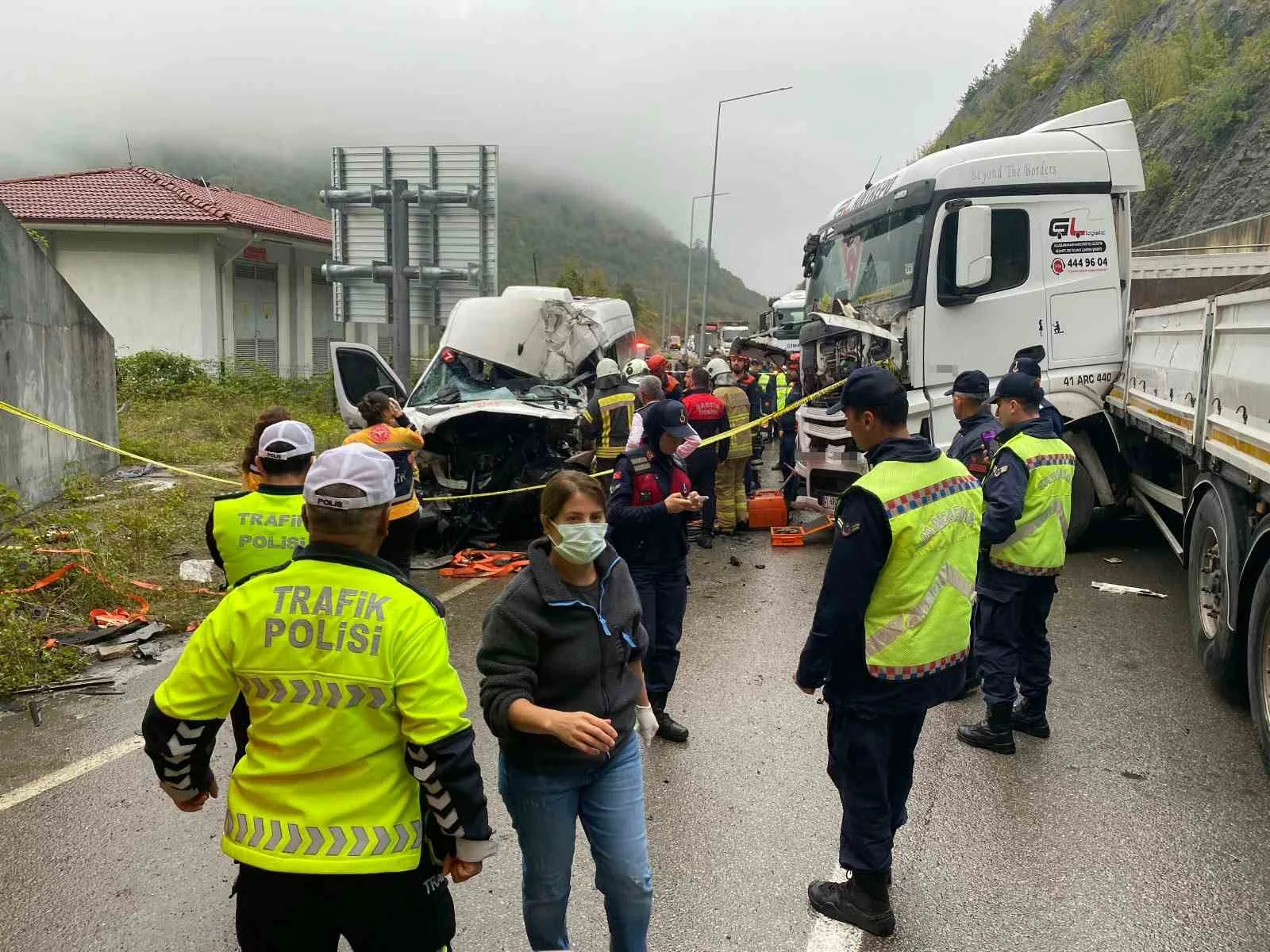 BARTIN-KARABÜK KARA YOLUNUN YENİHAN MEVKİSİNDE TIR İLE YOLCU MİNİBÜSÜNÜN ÇARPIŞMASI SONUCU MEYDANA GELEN TRAFİK KAZASINDA MİNİBÜS SÜRÜCÜSÜ HAYATINI KAYBETTİ, 11 KİŞİ YARALANDI.